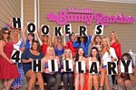 Nevadské prostitutky podporují Hillary Clinton. Vyfotily se s nápisem „Šlapky za Hillary“