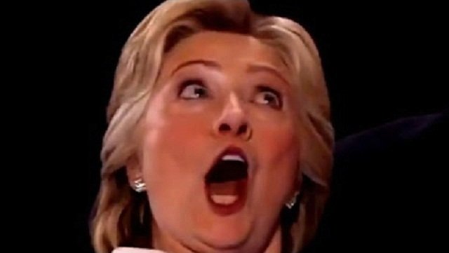 Má Clintonová podlomené zdraví? Při proslovu se několik minut dusila kašlem.