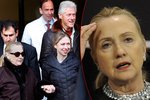 Hillary Clinton opouští nemocnici za doprovodu manžela Billa a dcery Chelsea