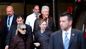 Hillary Clinton opouští nemocnici za doprovodu manžela Billa a dcery Chelsea