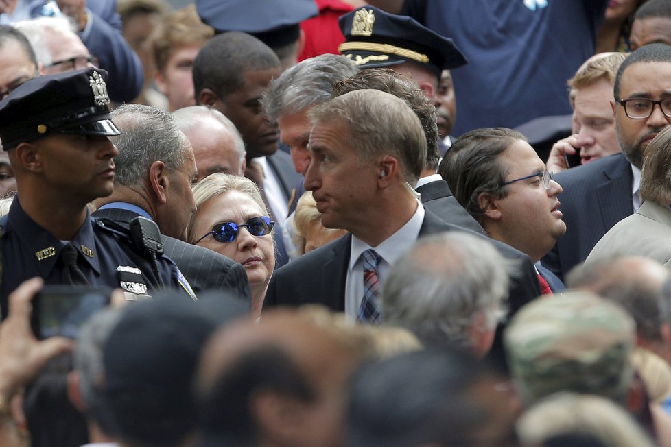 Hillary Clintonová na pietní akci k uctění památky 11. září. Po hodině a půl na slunci se jí udělalo špatně