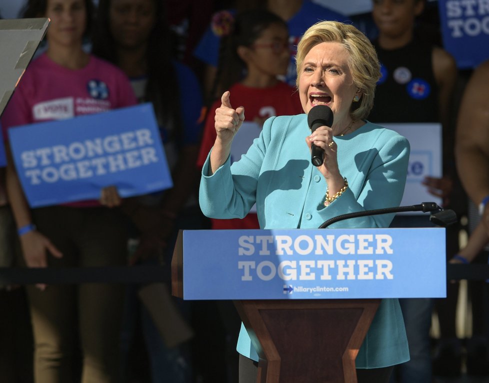 Hillary Clintonová žije se svým manželem, exprezidentem USA Billem Clintonem, na předměstí New Yorku