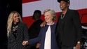 Hillary Clintonová se zpěvačkou Beyoncé a rapperem Jayem Z, manželský pár dlouhodobě podporuje Demokraty.