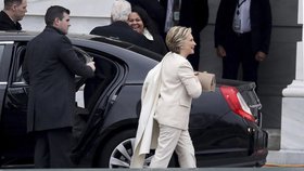 Na Trumpovu inauguraci dorazila jeho volební soupeřka Hillary Clintonová se svým manželem Billem Clintonem, bývalým prezidentem USA