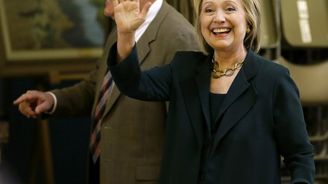 Clintonová brojí proti vysokým odměnám manažerů. Sama bere víc