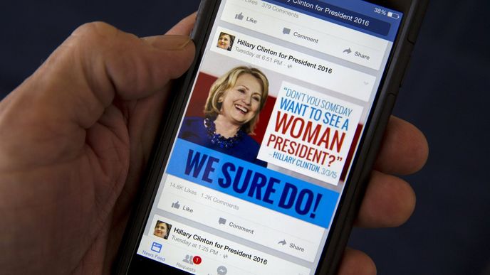 Hillary Clintonová doslova přepadla sociální sítě. V 67 letech 