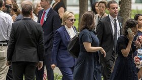 Pro Hillary Clintonovou skončil pietní akt v New Yorku 11. září kolapsem. Ztratila vědomí cestou do přistaveného vozu.
