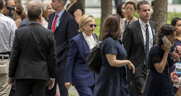 Pro Hillary Clintonovou skončil pietní akt v New Yorku 11. září kolapsem. Ztratila vědomí cestou do přistaveného vozu.
