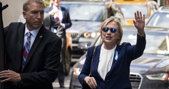 Pro Hillary Clintonovou skončil pietní akt v New Yorku 11. září kolapsem. Ztratila vědomí cestou do přistaveného vozu.