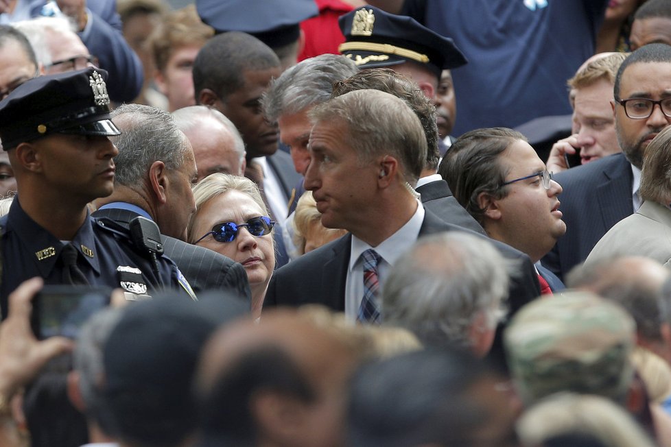 Pro Hillary Clintonovou skončil pietní akt v New Yorku 11. září kolapsem. Ztratila vědomí cestou do přistaveného vozu.