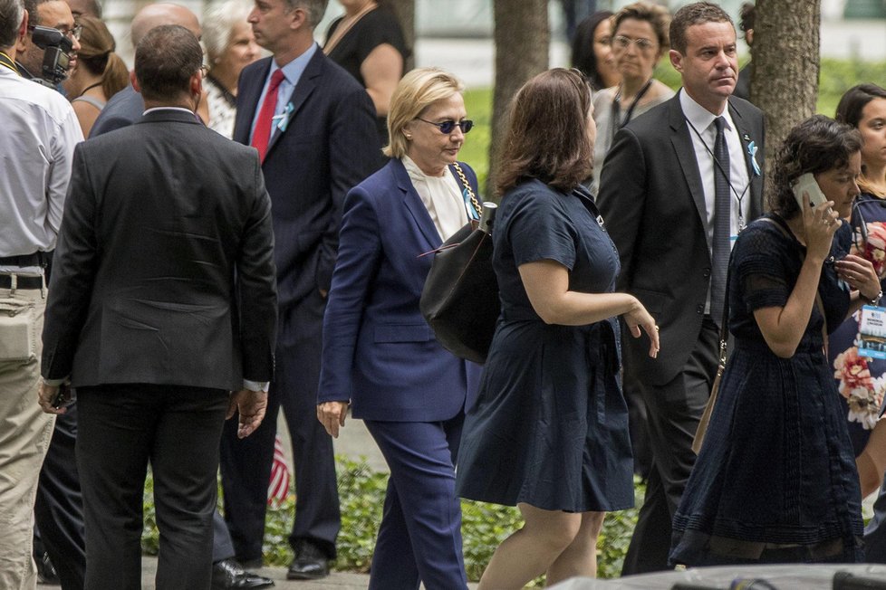 Pro Hillary Clintonovou skončil pietní akt v New Yorku 11. září kolapsem. Ztratila vědomí cestou do přistaveného vozu.