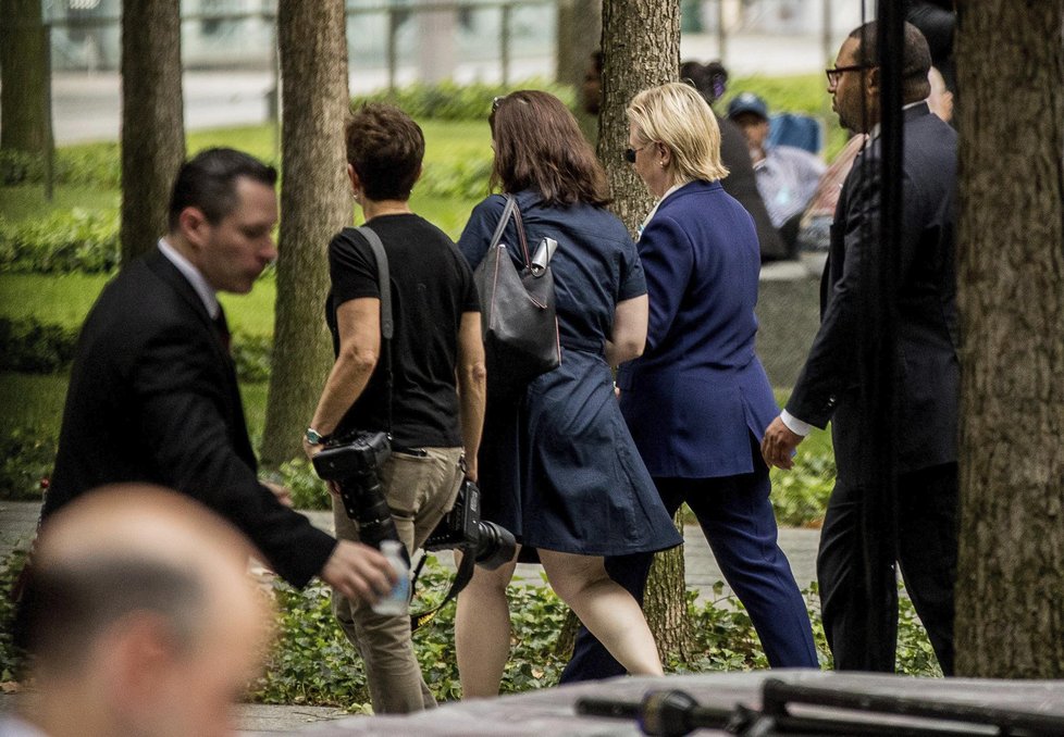 Pro Hillary Clintonovou skončil pietní akt v New Yorku 11. září kolapsem. Ztratila vědomí cestou do přistaveného vozu.