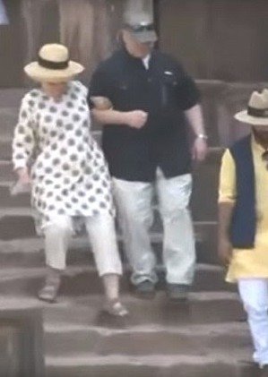 Hillary Clintonová v Indii upadla na schodech a poranila si ruku.