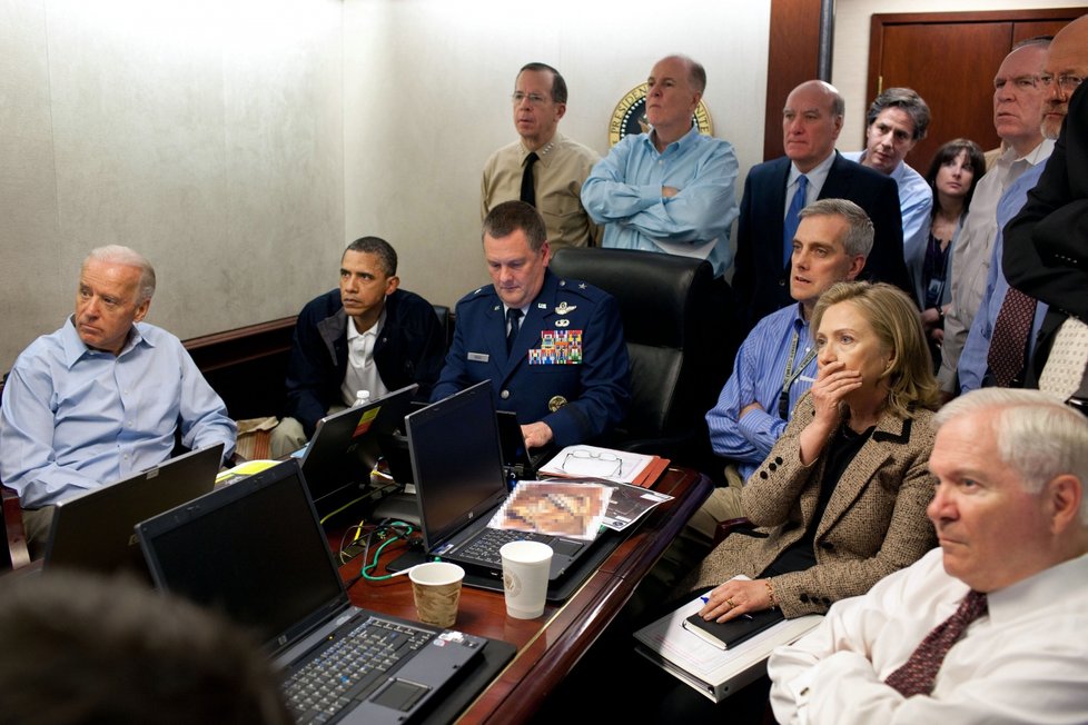 Původní neupravená fotografie na které Hillary Clintonová společně s Barackem Obamou a dalšími sleduje přímý přenos z Pakistánu