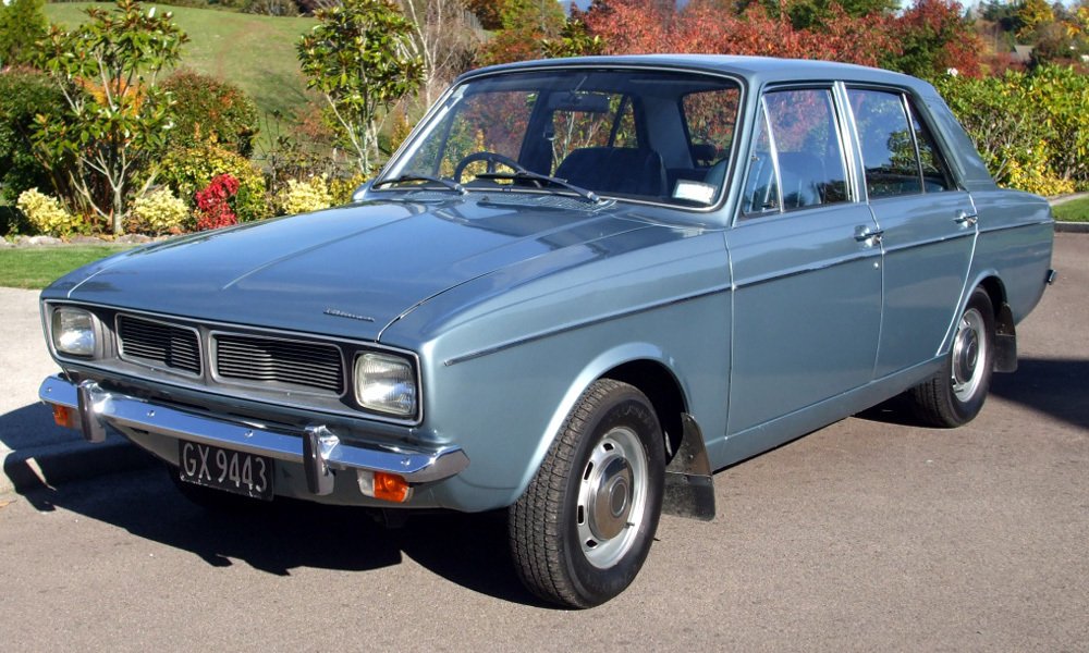 Hillman Hunter Super z roku 1973 měl přední masku rozdělenou na dvě části s odlišným mřížováním.