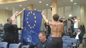 Marek Hilšer v roli aktivisty. V říjnu 2014 protestoval na Úřadu vlády proti anexi Krymu, premiérem byl Bohuslav Sobotka (ČSSD)