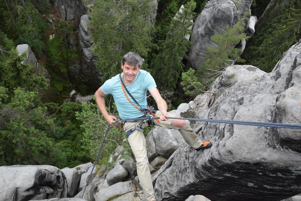 Senátor a kandidát na prezidenta Marek Hilšer jezdí o víkendech mezi voliče i na skály.