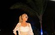 Fotky Paris Hilton z líbánek vyvolaly spekulace o těhotenství.