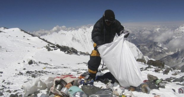 Začal úklid Himálaje. Šerpové plánují sesbírat až 100 tun odpadu