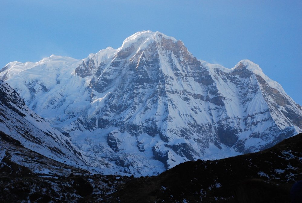 Samotná osmitisícovka (tady 8091 m vysoká Annapurna) neměří 8 km na výšku, protože vyrůstá z pohoří, které je samo o sobě třeba 5 km nad hladinou moře