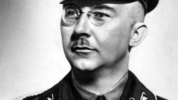 Heinrich Himmler, říšský vůdce SS a nejbližší Hitlerův spolupracovník, spáchal krátce po skončení druhé světové války sebevraždu.