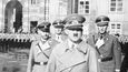 Heinrich Himmler, Karl Wolff, Adolf Hitler a Reinhard Heydrich na nádvoří Pražského hradu.