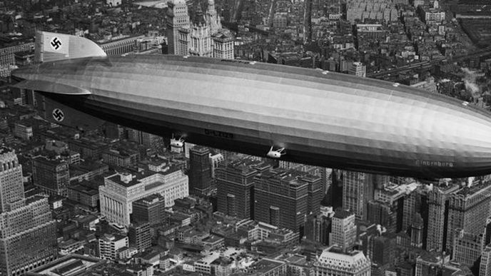 Hindenburg pluje nad New Yorkem.