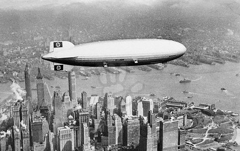 Hindenburg nad newyorským Manhattanem.