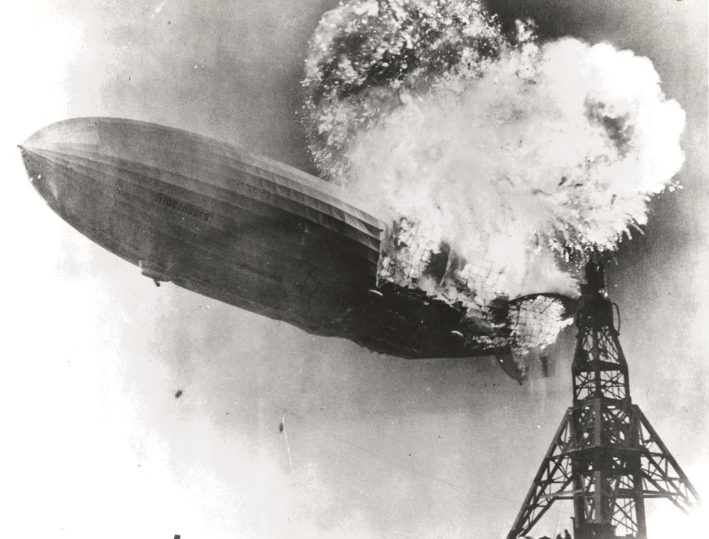 Zkáza vodíkem naplněné vzducholodi Hindenburg z&nbsp;roku 1937