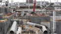 Stavební práce na nové jaderné elektrárně Hinkley Point C, která je spíše odstrašujícím příkladem časového skluzu a bobtnání rozpočtu. Stavební práce na nové jaderné elektrárně Hinkley Point C, která je spíše odstrašujícím příkladem časového skluzu a bobtnání rozpočtu.