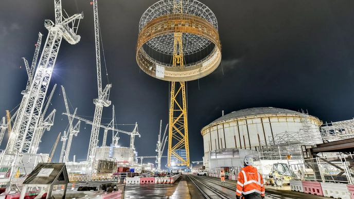 Největší jeřáb na světě Big Carl zvedá 304tunový ocelový prstenec pro první budovu reaktoru britské jaderné elektrárny Hinkley Point C.