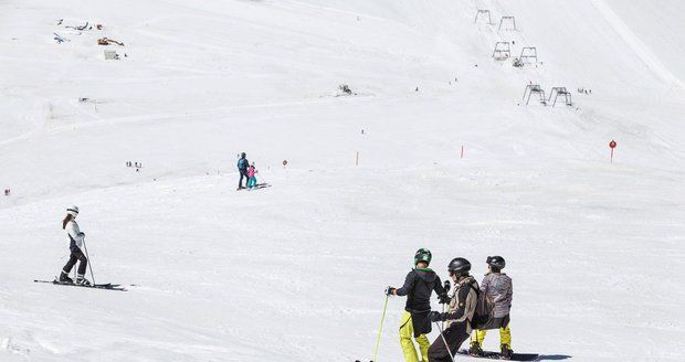Na Hintertuxu se dá lyžovat i v létě. Areál je v provozu 365 dní v roce. Čech tu ale jízdu nepřežil (ilustrační foto)