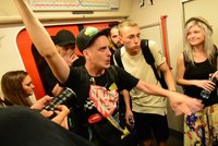 VIDEO: Koncert zdarma v pražském metru: „Áčko, zelená trasa, je nám úplně jedno, jaká seš rasa,“ notovali si hip-hopeři