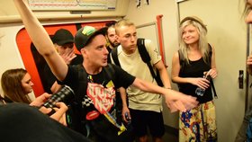 Rapeři a beatboxeři ukázali v metru, že hip hop není o sprostotě, promiskuitě a drogách.