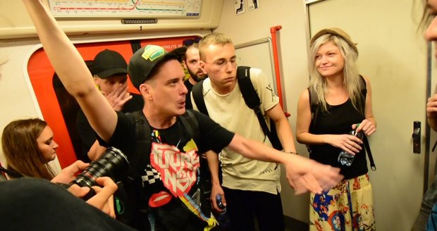 VIDEO: Koncert zdarma v pražském metru: „Áčko, zelená trasa, je nám úplně jedno, jaká seš rasa,“ notovali si hip-hopeři