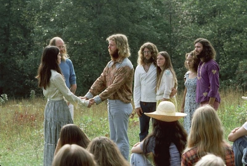 Hnutí hippies zaznamenalo v USA svůj vrchol v druhé polovině 60. let minulého století, ale mnoho lidí z této komunity zůstalo žít stejně i v následující dekádě. 
