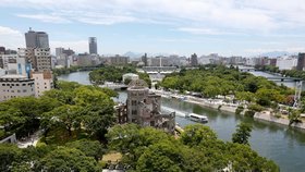 Zeleň na snímku vlevo je hirošimský památeční park. V jeho středu stojí budova, která přečkala výbuch atomovky