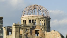 Průmyslový palác, který v centru Hirošimy přečkal výbuch atomové bomby, je dnes známý jako Atomový dóm