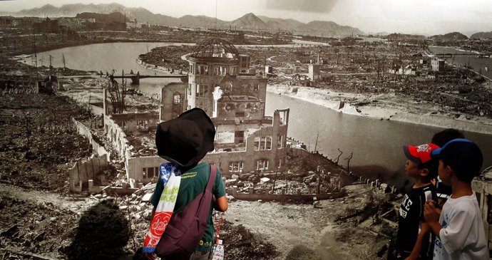 Japonské děti před fotografií epicentra výbuchu atomové bomby v Hirošimě