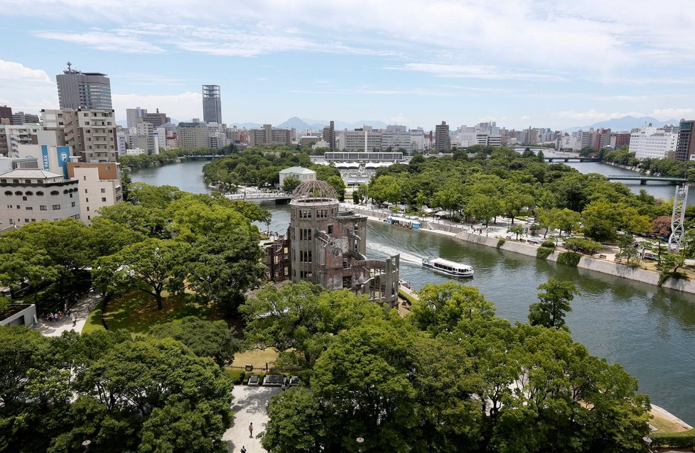 Zeleň na snímku vlevo je hirošimský památeční park. V jeho středu stojí budova, která přečkala výbuch atomovky