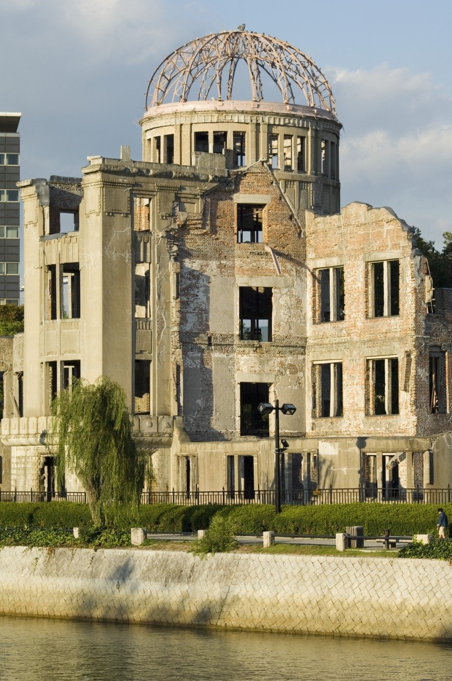 Průmyslový palác, který v centru Hirošimy přečkal výbuch atomové bomby, je dnes známý jako Atomový dóm.