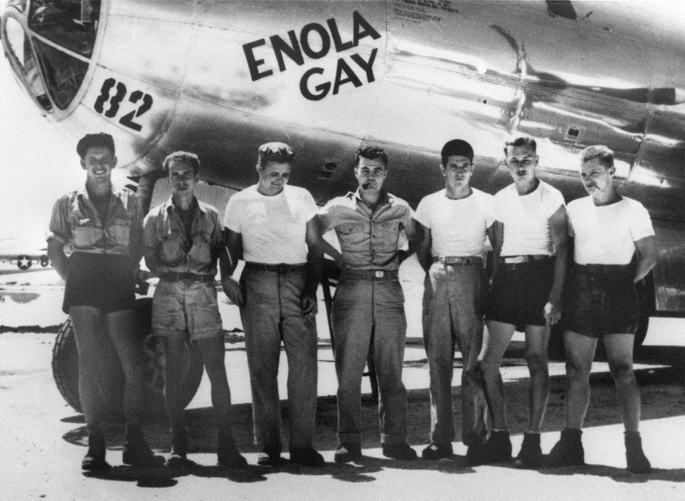 Posádka bombardéru B29 Enola Gay. Členem posádky byl i potomek Čechů Joe Stiborik, operátor radaru (první zleva).