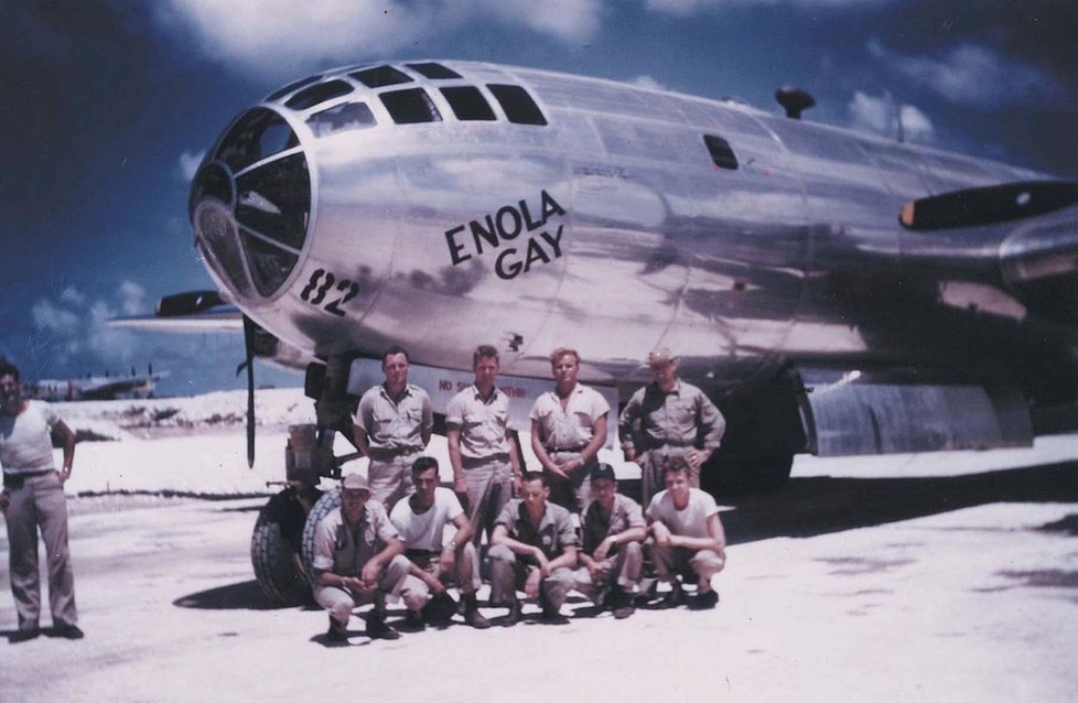 Bombardér Enola Gay a jeho posádka