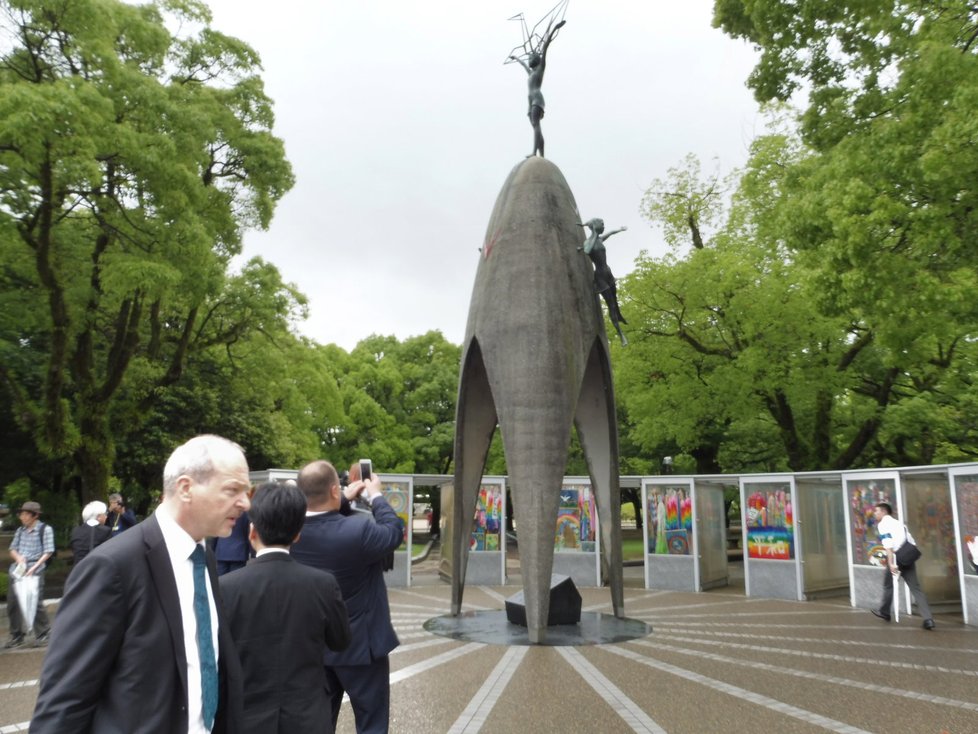 12letou Sadako, která kvůli radiaci po výbuchu v Hirošimě zemřela na leukémii, připomíná i tato socha.