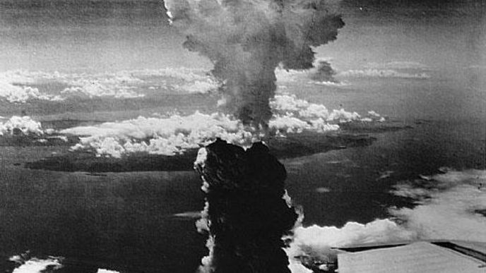 Hirošima. Před 66 lety svrhl americký bombardér B-29 atomovou bombu na japonské město Hirošima. Jedním z hlavních důvodů, proč se americké velení rozhodlo použít na samém konci války novou zbraň, jejíž ničivé účinky se teprve měly ukázat, byly obavy z obrovských ztrát při invazi do Japonska. Šestý srpen se později stal Světovým dnem boje za zákaz jaderných zbraní
