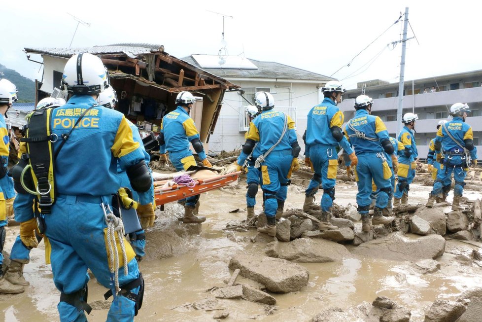 Záchranné jednotky policie mají v Hirošimě plné ruce práce.