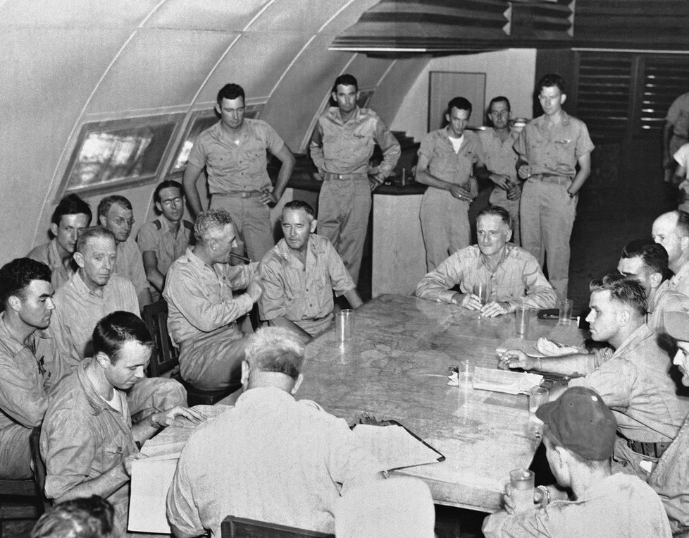 Posádka letounu Enola Gay po svržení atomové bomby na Hirošimu.