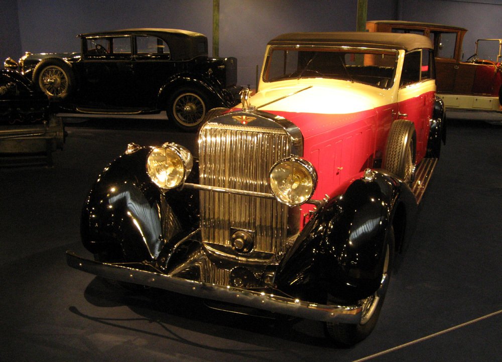 Tento kabriolet Hispano-Suiza J12 s karoserií Fernandez and Darrin je vystaven v muzeu automobilů Collection Schlumpf v Mulhouse.