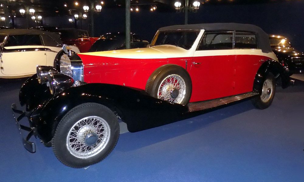 Vůz si koupil Henri Garat, francouzský zpěvák a herec. Když bratři Schlumpfové tento vůz získali, opatřili jej nezvyklým bílo-červeno-černým nátěrem.