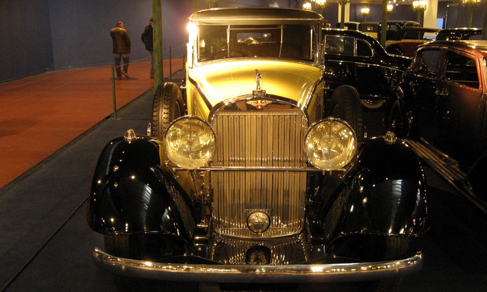 Limuzína Coupé Chauffeur s pevnou přepážkou mezi předními a zadními sedadly je součástí sbírek automobilového muzea v Mulhouse.